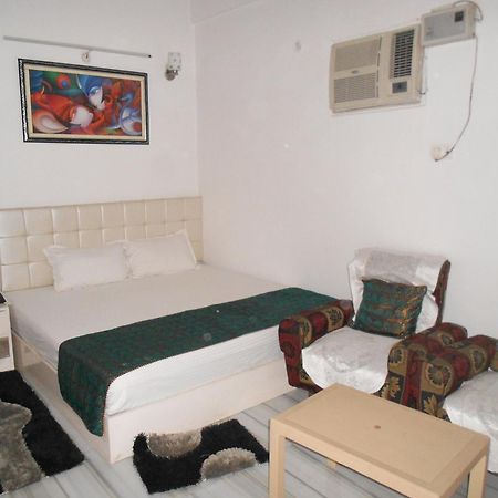 Ds Residency Varanasi-Prime Location-Parking מראה חיצוני תמונה