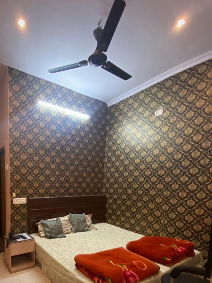 Ds Residency Varanasi-Prime Location-Parking מראה חיצוני תמונה